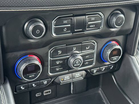 Used 2023 Chevrolet Suburban Premier image 22