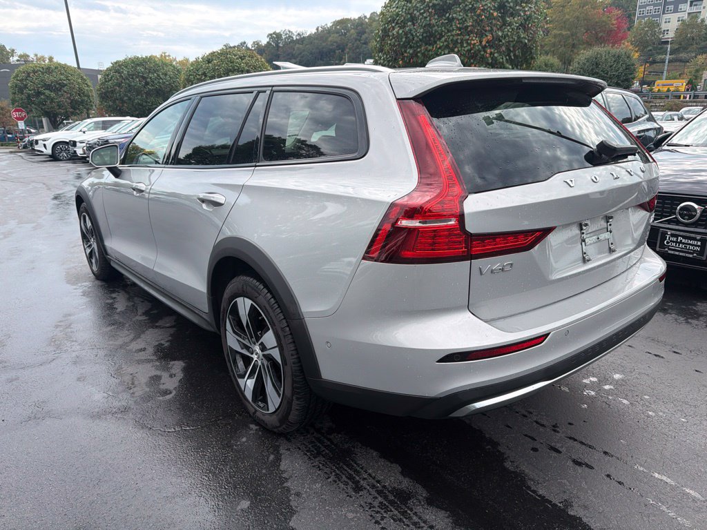 Certified 2025 Volvo V60 B5 Cross Country Plus AWD/4WD image 2