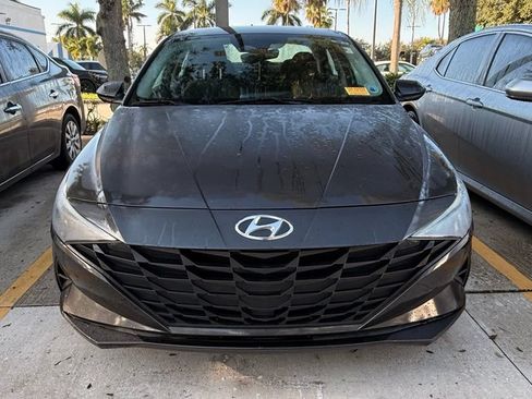 Used 2022 Hyundai Elantra SEL w/ Convenience Package FWD image 3