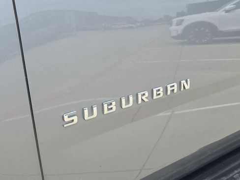 Used 2019 Chevrolet Suburban LT RWD image 11