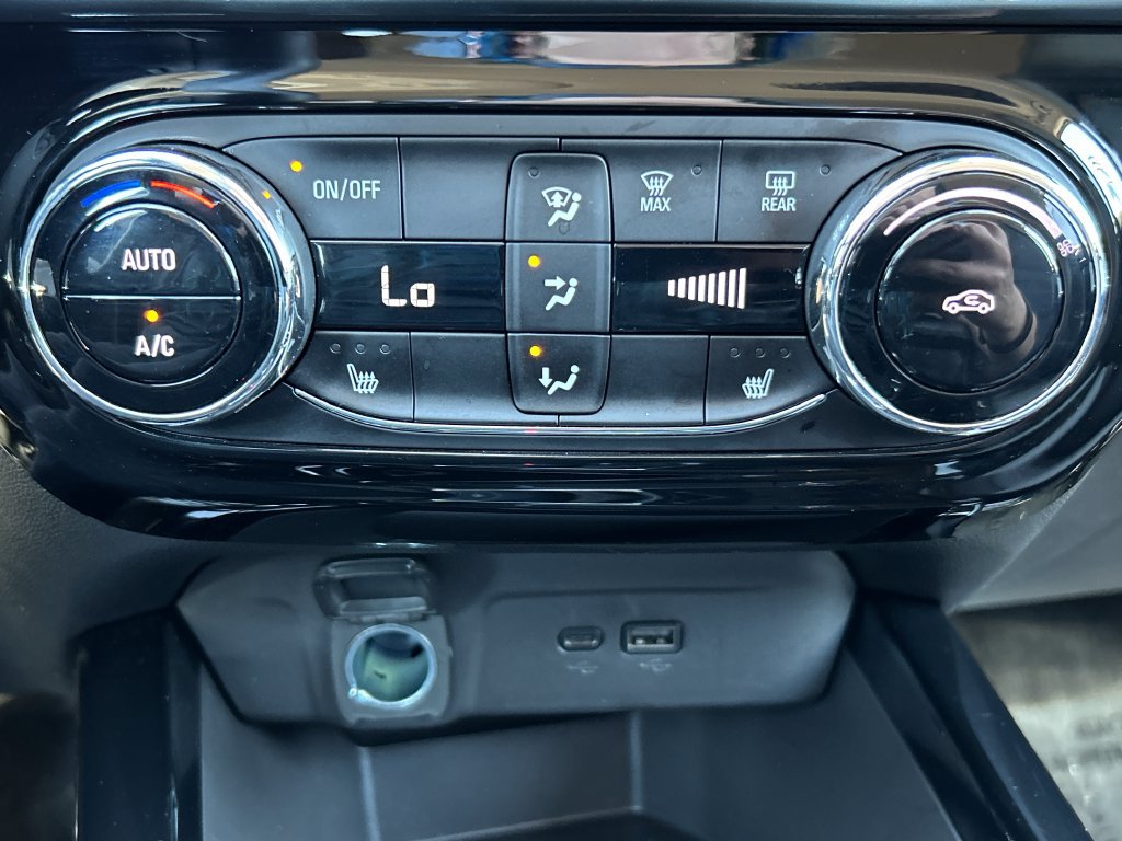 Used 2025 Chevrolet Trax LT w/ LT Convenience Package FWD image 13