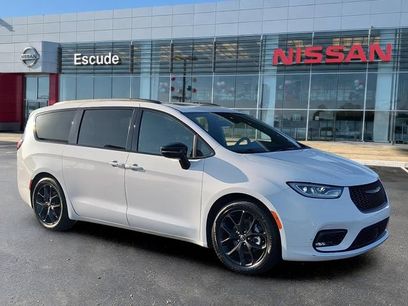 Used 2025 Chrysler Pacifica Limited