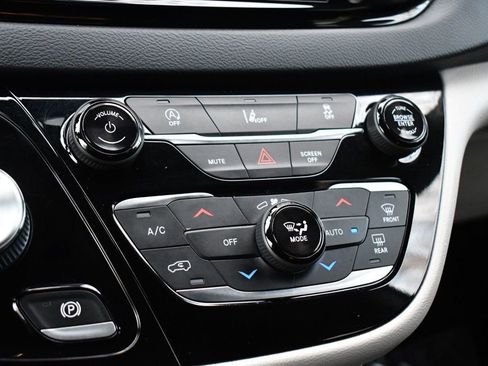 Used 2022 Chrysler Pacifica Touring-L image 32