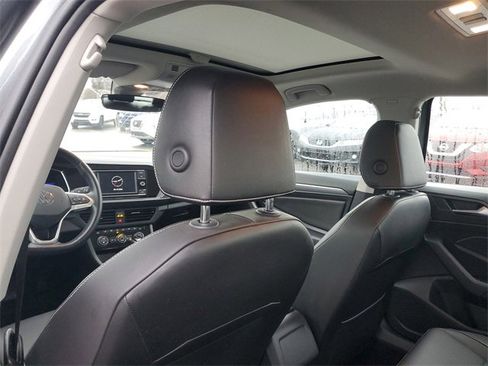 Used 2023 Volkswagen Jetta SE image 9