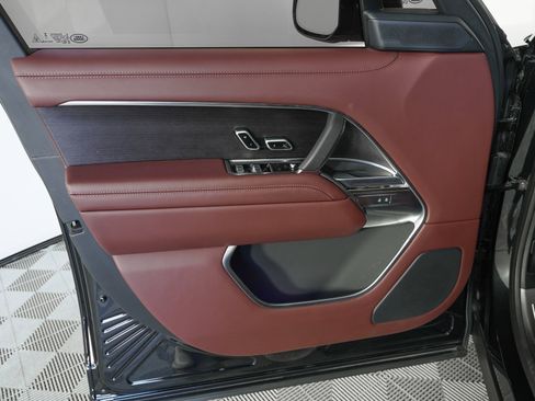 Used 2025 Land Rover Range Rover SE image 16