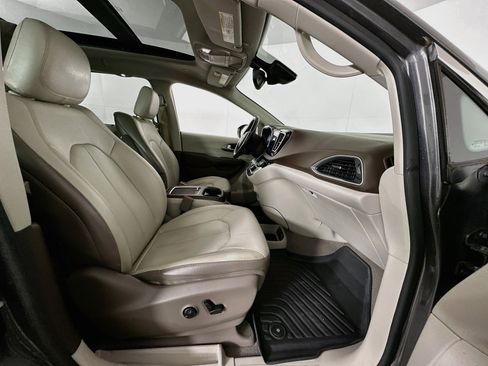 Used 2019 Chrysler Pacifica Touring-L Plus w/ Advanced Safetytec Group FWD image 34