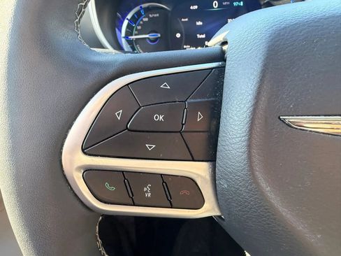 Used 2024 Chrysler Pacifica Limited FWD image 13