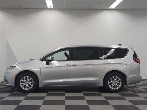 Used 2023 Chrysler Pacifica Touring-L FWD image 4