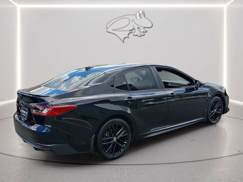 Used 2025 Toyota Camry SE FWD image 5