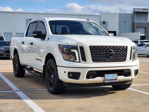 Used 2018 Nissan Titan SV w/ SV Convenience Package image 3