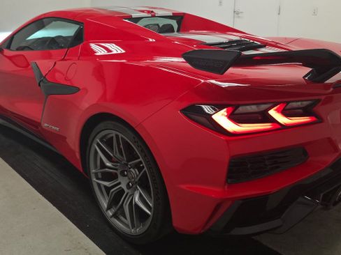 Used 2024 Chevrolet Corvette Z06 w/ Z07 Performance Package RWD image 2