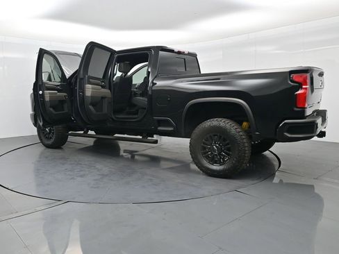 Used 2025 Chevrolet Silverado 2500 ZR2 w/ Technology Package image 40