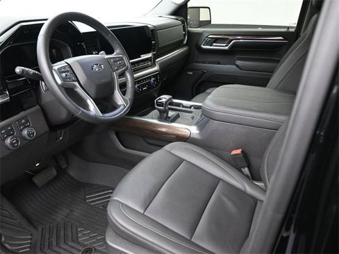 Used 2024 Chevrolet Silverado 1500 LT Trail Boss w/ Convenience Package II image 9