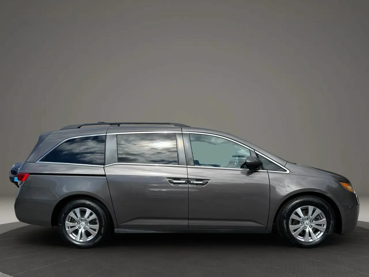Used 2016 Honda Odyssey SE image 2