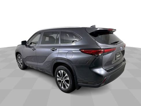 Used 2023 Toyota Highlander XLE AWD/4WD image 6
