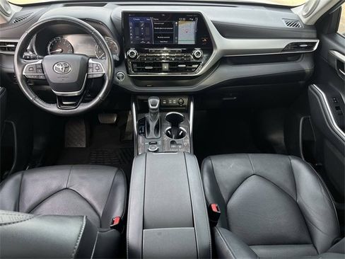 Used 2022 Toyota Highlander Platinum image 11