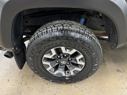 Used 2023 Toyota Tacoma TRD Off-Road w/ Technology Package AWD/4WD image 18