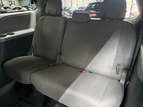 Used 2019 Toyota Sienna XLE w/ XLE Navigation Package FWD image 33