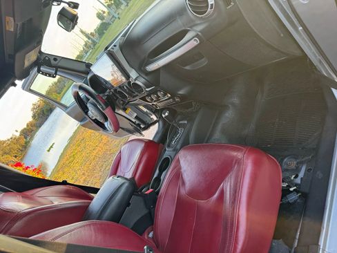 Used 2013 Jeep Wrangler Unlimited Rubicon image 9