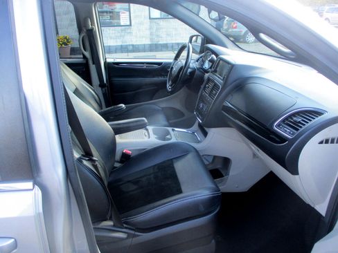 Used 2016 Dodge Grand Caravan SXT image 7