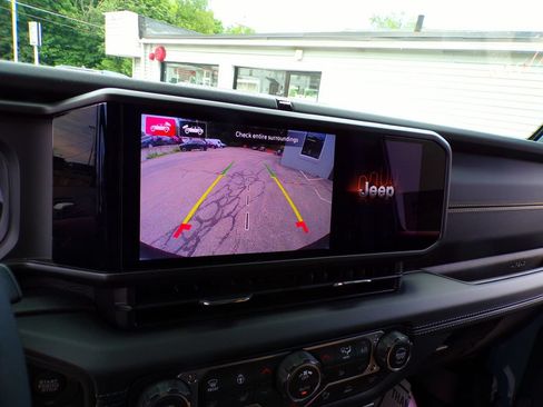 Used 2026 Jeep Wrangler Unlimited Sahara AWD/4WD image 23