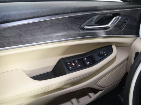 Used 2024 Jeep Grand Cherokee Limited w/ Luxury Tech Group II image 31