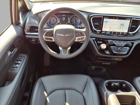 New 2026 Chrysler Pacifica Select image 4
