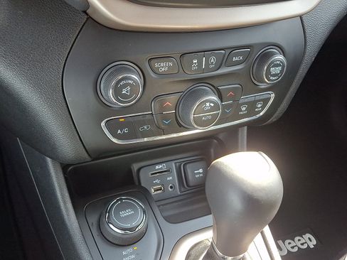 Used 2018 Jeep Cherokee Limited AWD/4WD image 16