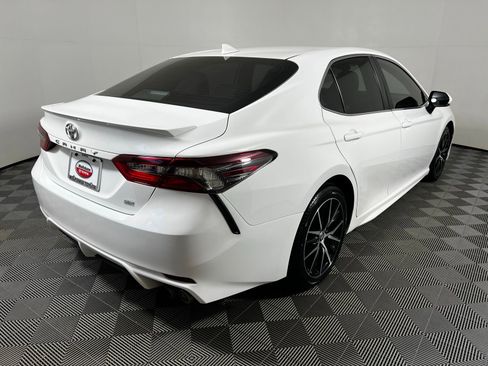 Used 2024 Toyota Camry SE image 5
