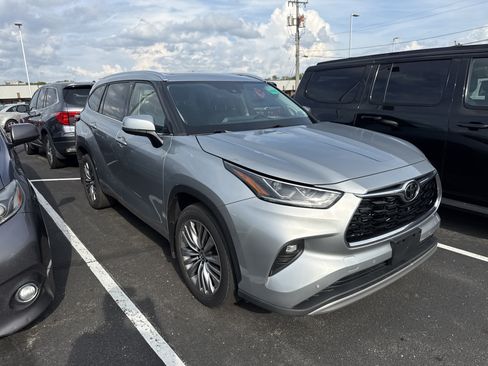 Used 2021 Toyota Highlander Platinum AWD/4WD image 4