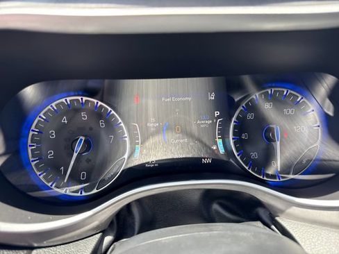 Used 2025 Chrysler Pacifica Select FWD image 15