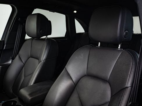 Certified 2018 Porsche Macan image 25