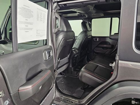 Used 2025 Jeep Wrangler Unlimited Rubicon w/ Convenience Group AWD/4WD image 30