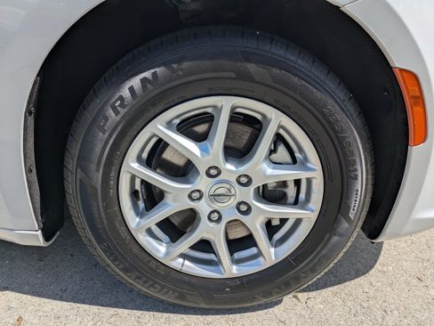 Used 2023 Chrysler Pacifica Touring-L FWD image 11