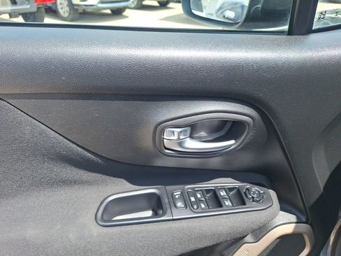 Used 2017 Jeep Renegade Latitude w/ Popular Equipment Group FWD image 17