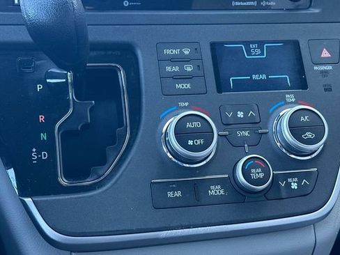 Used 2020 Toyota Sienna LE w/ Carpet Mat Package image 24