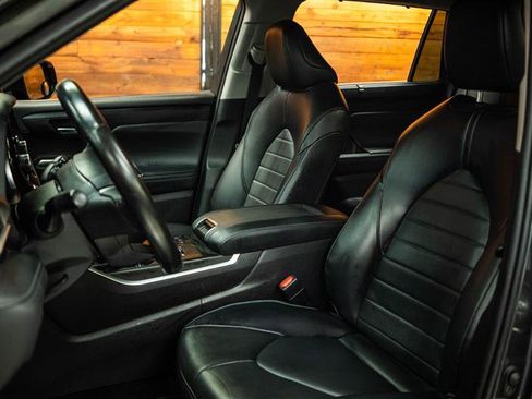 Used 2023 Toyota Highlander XLE FWD image 10