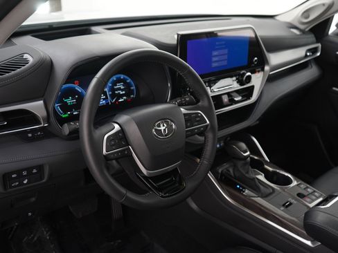 Used 2025 Toyota Highlander Platinum AWD/4WD image 23