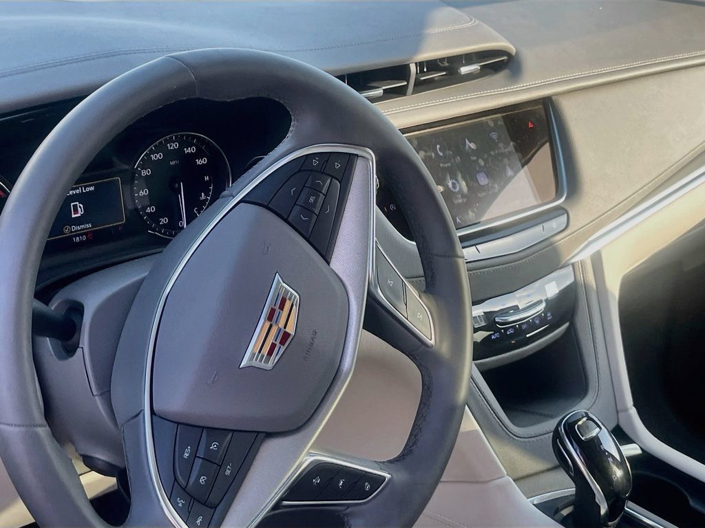 Used 2025 Cadillac XT5 Premium Luxury FWD image 9