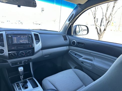 Used 2015 Toyota Tacoma w/ SR5 Package image 29