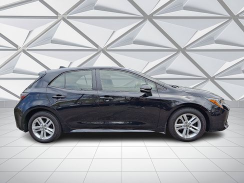 Used 2022 Toyota Corolla Hatchback image 12