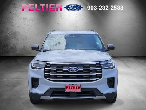 Used 2025 Ford Explorer Active RWD image 2