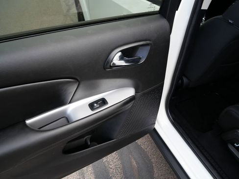Used 2019 Dodge Journey SE w/ Connectivity Group FWD image 19
