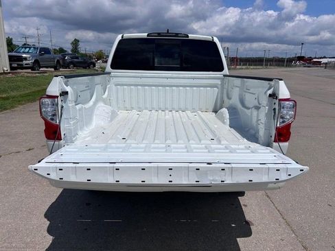 Used 2023 Nissan Titan SV image 5