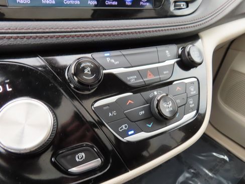 Used 2017 Chrysler Pacifica Limited image 26