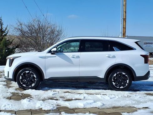 Used 2024 Kia Sorento S image 2