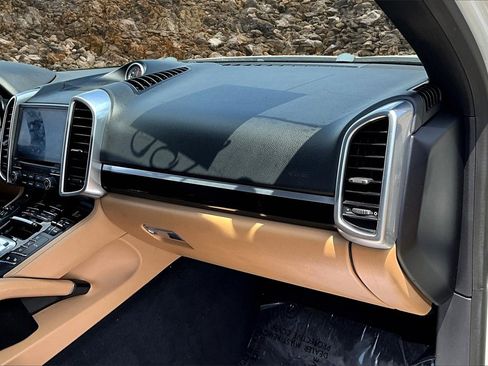 Used 2018 Porsche Cayenne Platinum Edition w/ Premium Package Plus image 15