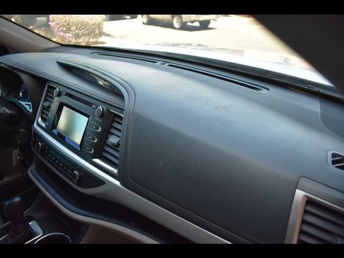 Used 2018 Toyota Highlander LE FWD image 39