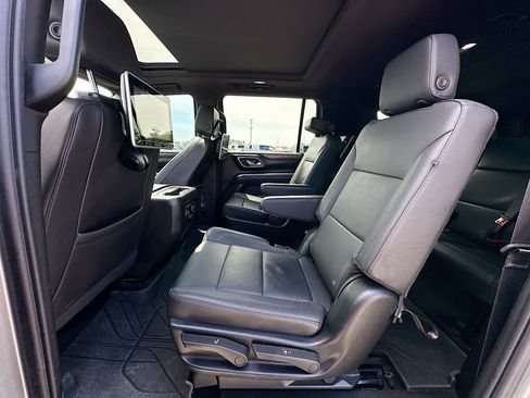 Used 2024 Chevrolet Suburban Z71 w/ Luxury Package AWD/4WD image 17