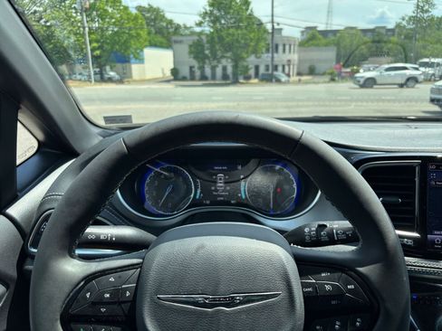 Used 2025 Chrysler Pacifica Limited FWD image 39